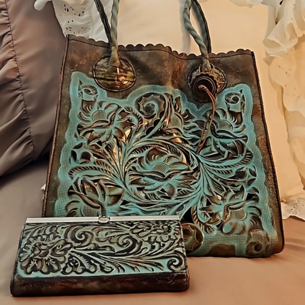 Patricia Nash large purse a matching wallet great condition